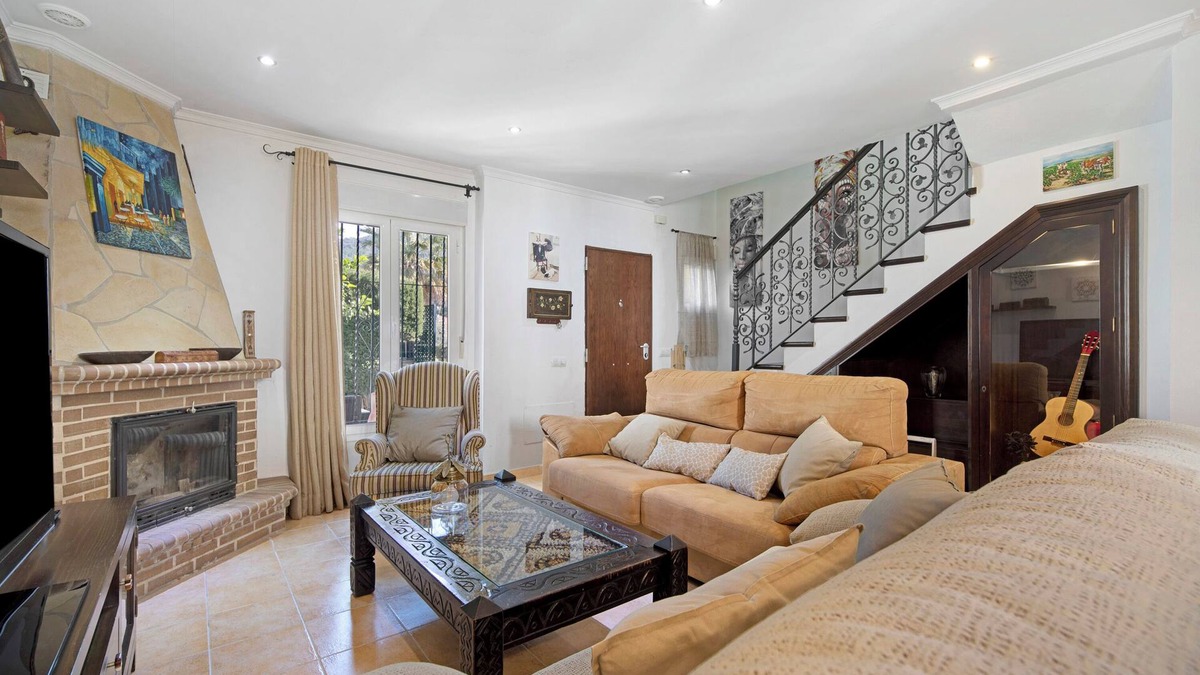 El Bosque House | Holiday Home "Villa Viruta" with Mountain View, Shared Pool & Wi-Fi