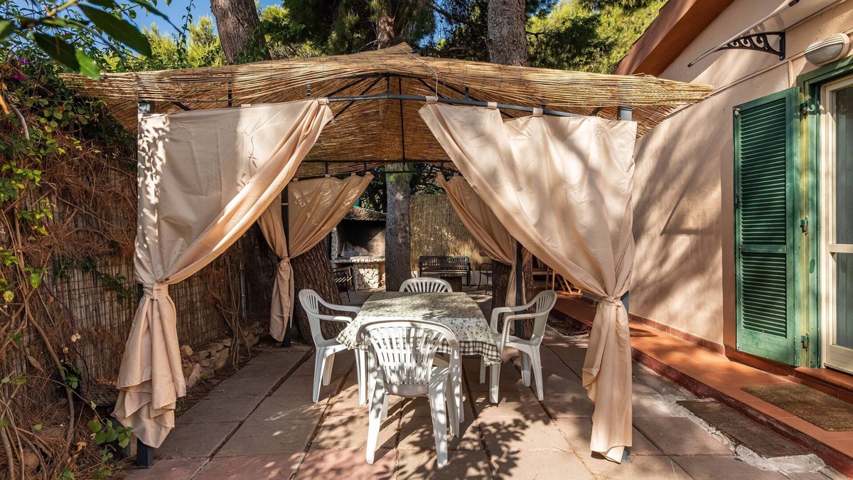 Campulongu House | Holiday Home “Villetta Simius” with Wi-Fi, Garden & Terrace