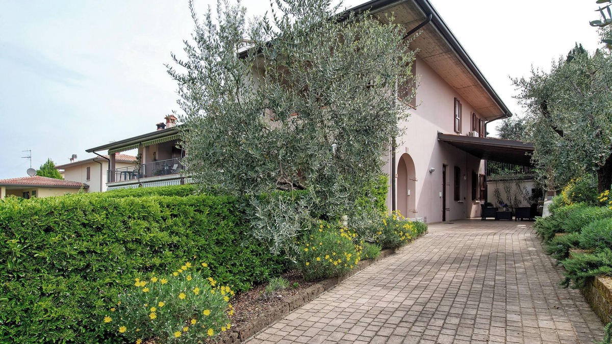 Soiano del Lago House | Holiday Home 'Villetta Oleandri' with Shared Pool, Wi-Fi and Air Conditioning