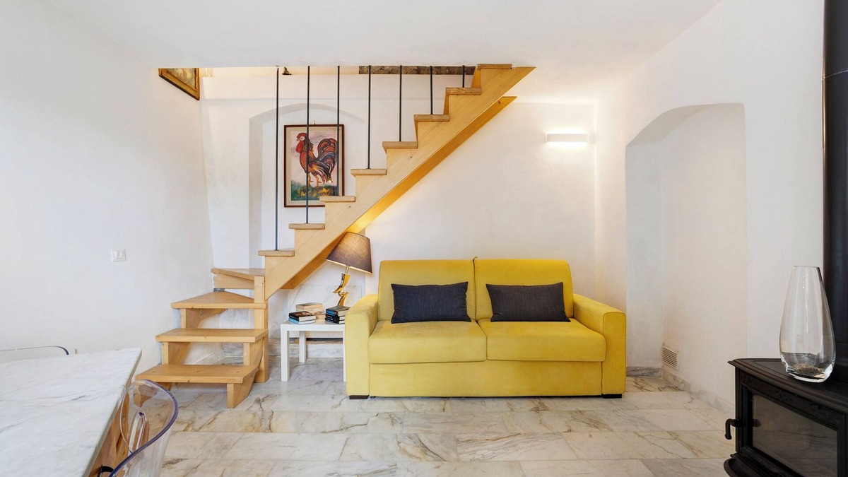 Luni House | Holiday Home 'Villino Marco' with Private Terrace, Wi-Fi and Air Conditioning