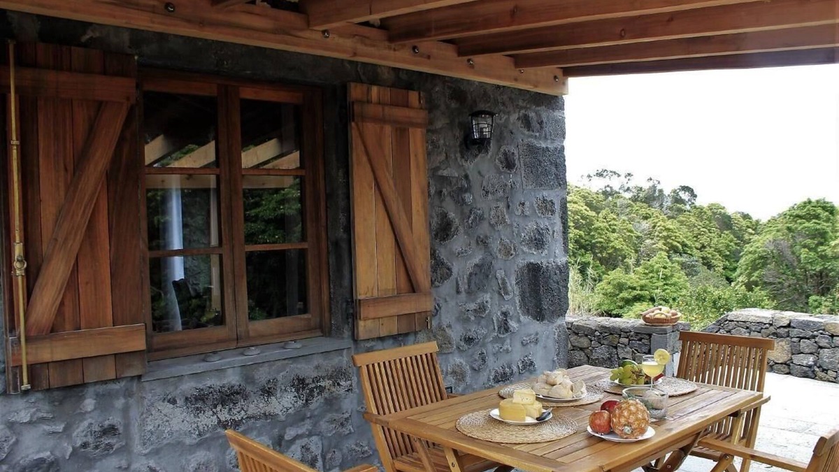 Prainha House | Holiday home "Vinea Lava" with view of the water