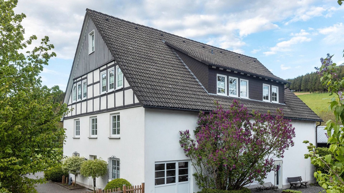 Eslohe House | Holiday Home 'Weitblick' with Mountain View, Shared Terrace and Wi-Fi