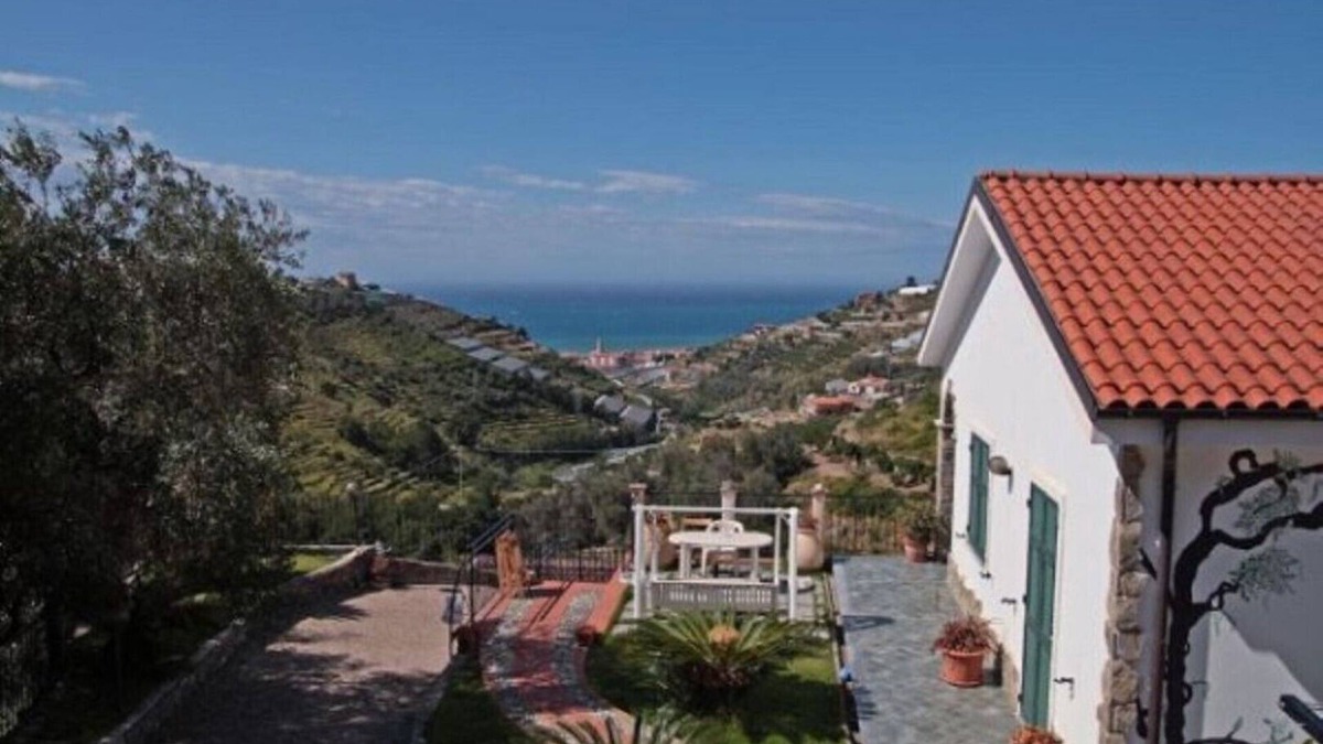 Pompeiana Apartment | Holiday home with 3 apartments with private garden with sea view and pool.