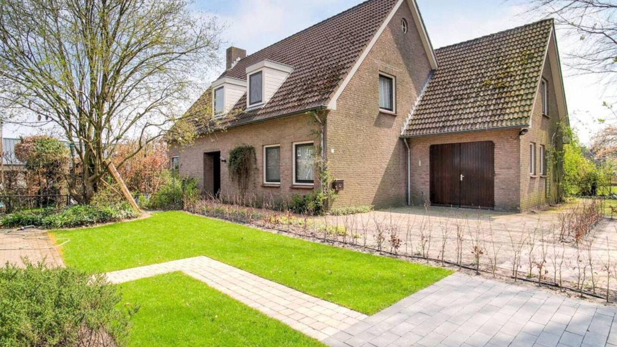 Nieuwkuijk House | Holiday home with a terrace by the dunes