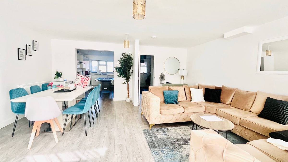 Petham House | Holiday Home with Free Parking,Pool Table&Hot tub