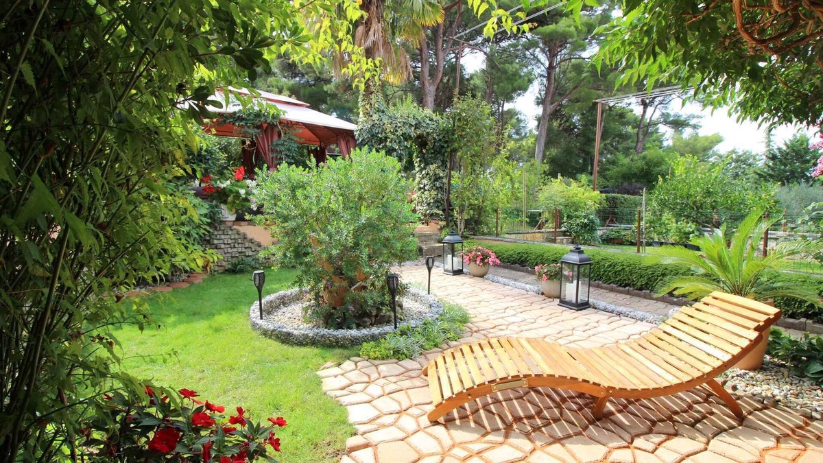 Brulo House | Holiday home with garden terrace and air conditioning