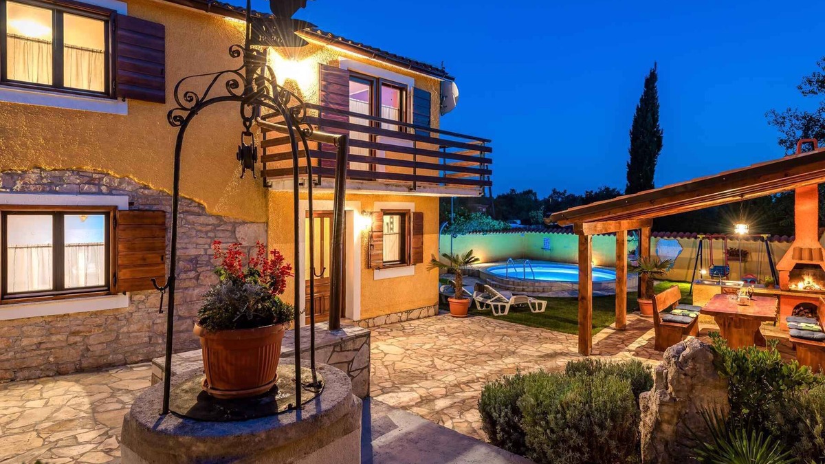 Mali Vareski House | Holiday home with pool, gazebo and children's swings