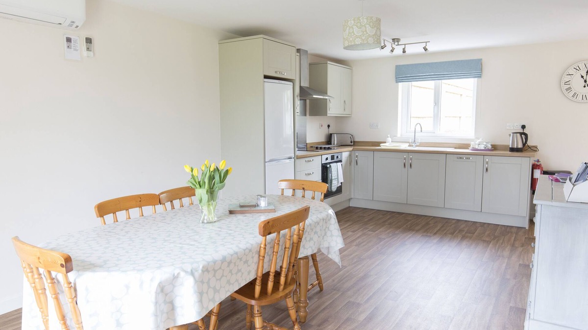 East Dereham House | Holiday Home with Pool, Sauna, Gym, Tennis Courts perfect for exploring Norfolk!