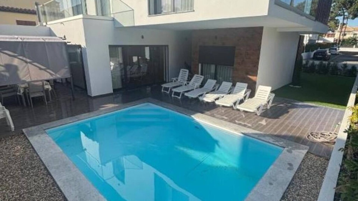 Corroios House | Holiday home with pool 15 minutes walk from the beach and 5 minutes from Aroeira golf course