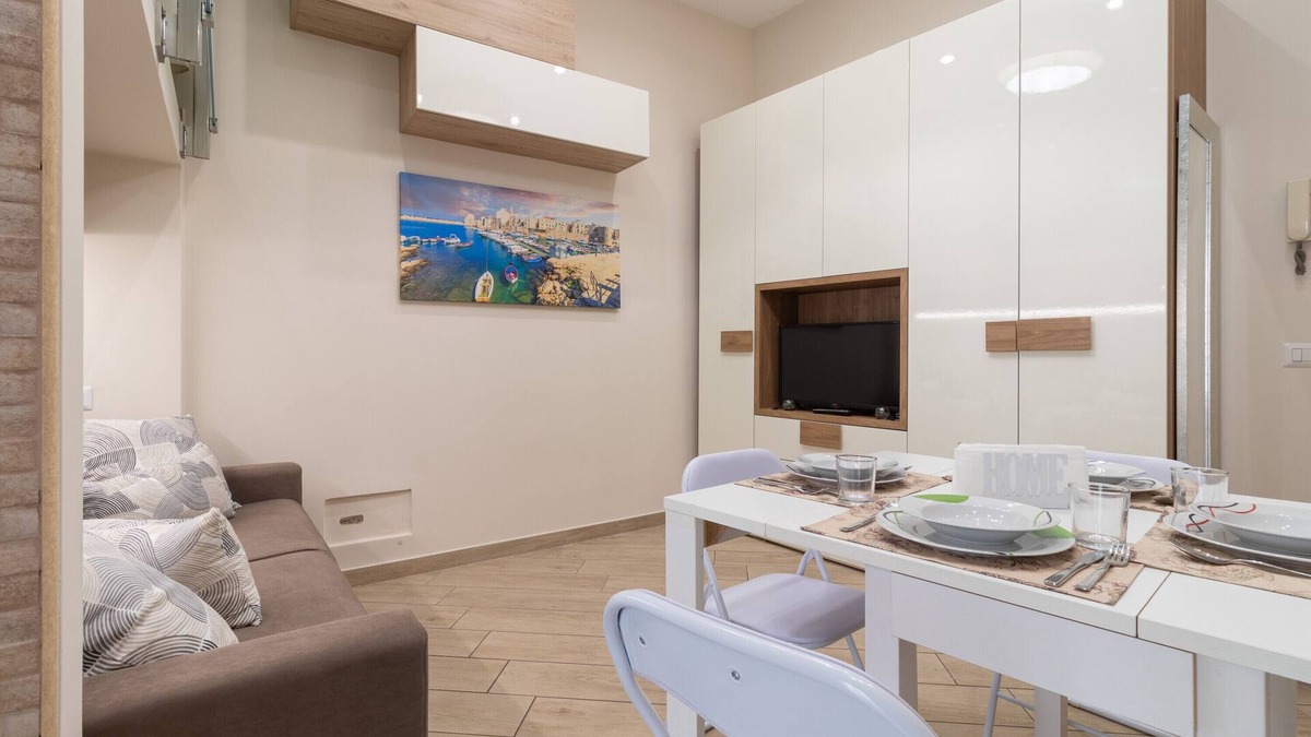 Giovinazzo House | Holiday Home 'Zelda Casa Vacanza' with Balcony, Wi-Fi and Air Conditioning