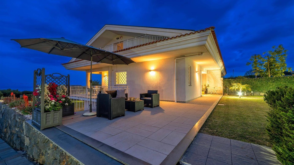 Aci Catena House | Holiday house Aci Catena for 1 - 6 persons with 3 bedrooms - Row house