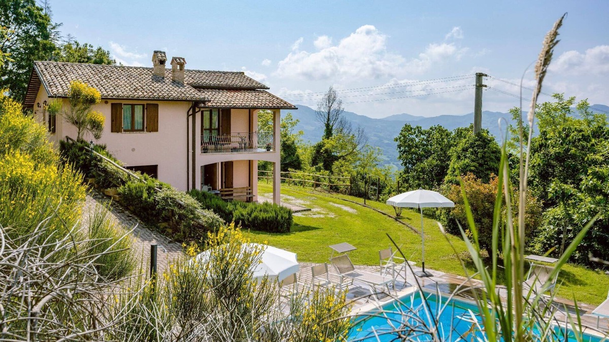 Acqualagna House | Holiday house Acqualagna for 1 - 16 persons with 6 bedrooms - Row house