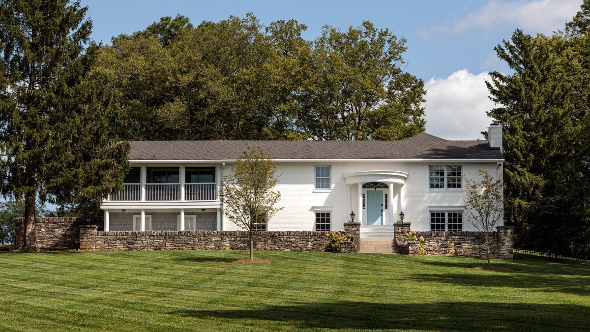 Midway House | HOLIDAY HOUSE - Kentucky Bluegrass Home on Champion Thoroughbred Farm