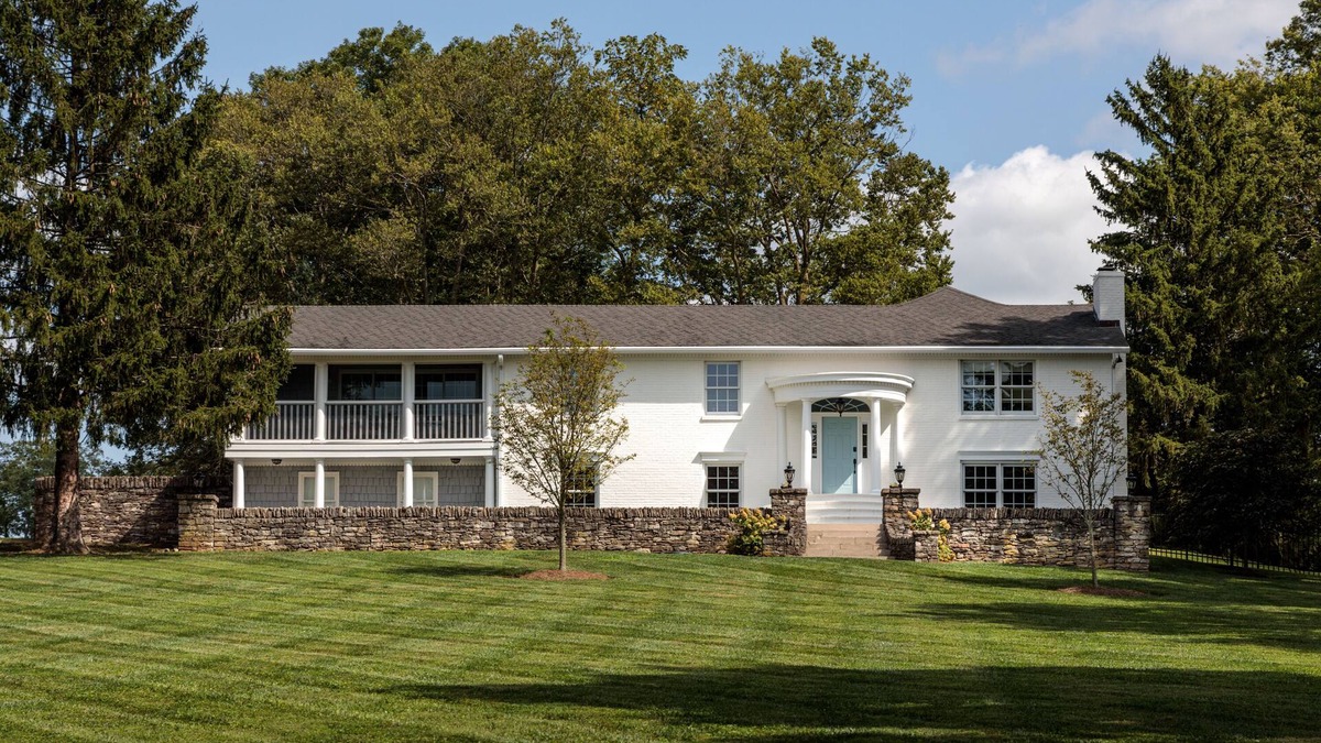 Midway House | HOLIDAY HOUSE - Kentucky Bluegrass Home on Champion Thoroughbred Farm
