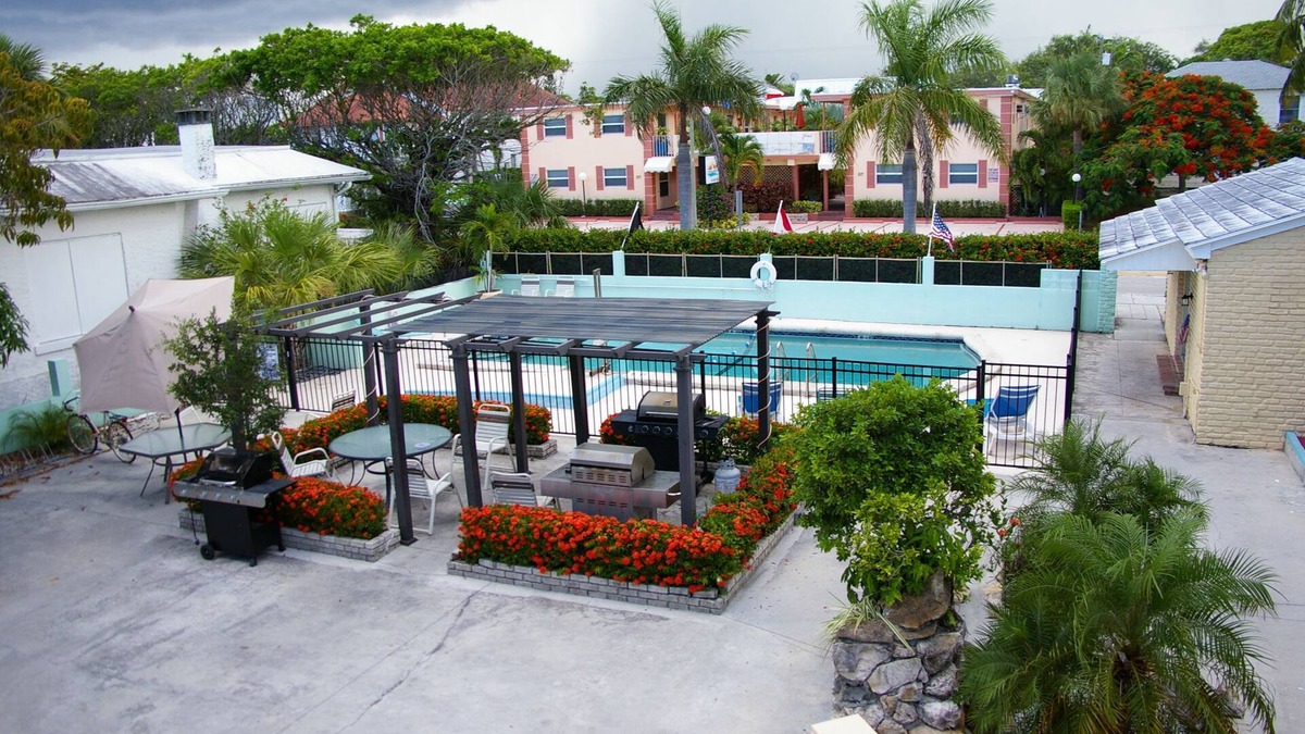 Mango Groves Hotel | Holiday House Motel