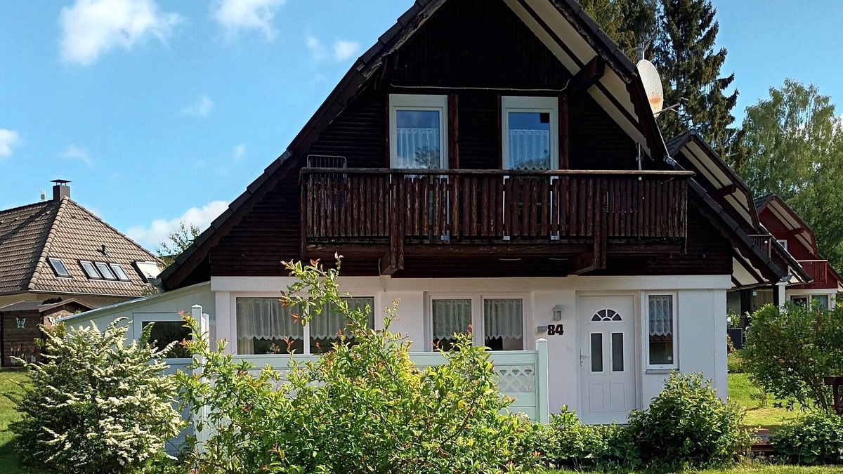 Feriendorf Silbersee House | Holiday house on Silbersee with south-facing terrace, balcony and forest view