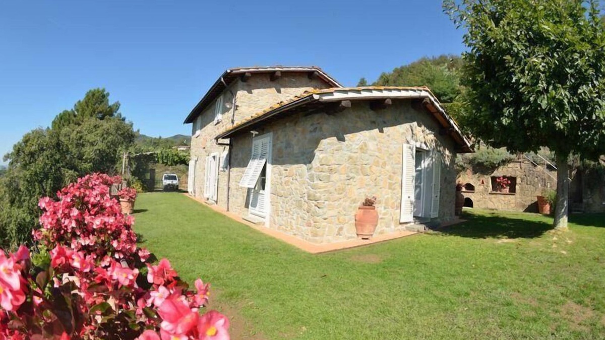 Petrognano House | Holiday house Petrognano for 1 - 12 persons with 6 bedrooms - Holiday home