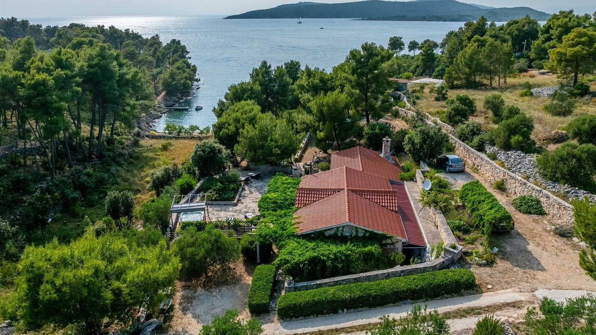 Cove Osibova (Milna) Villa | Holiday House Robinson- beachfront jewel with a jacuzzi
