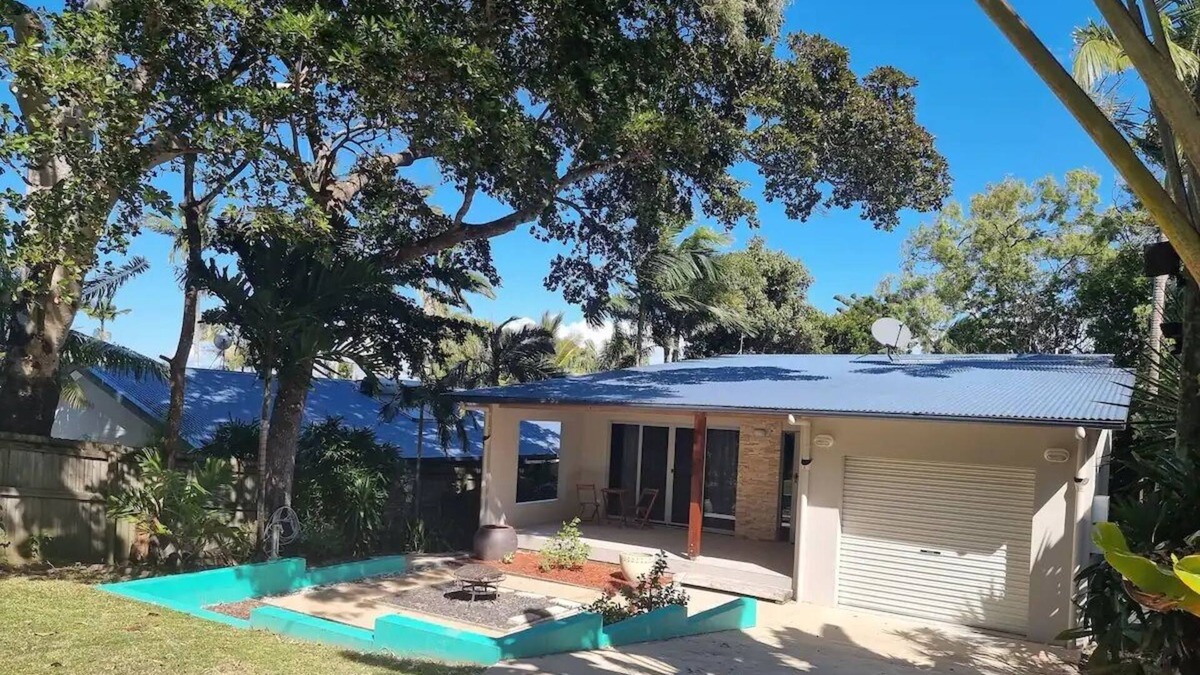 Eimeo House | Holiday house walking distance to the beach, private pool and parking