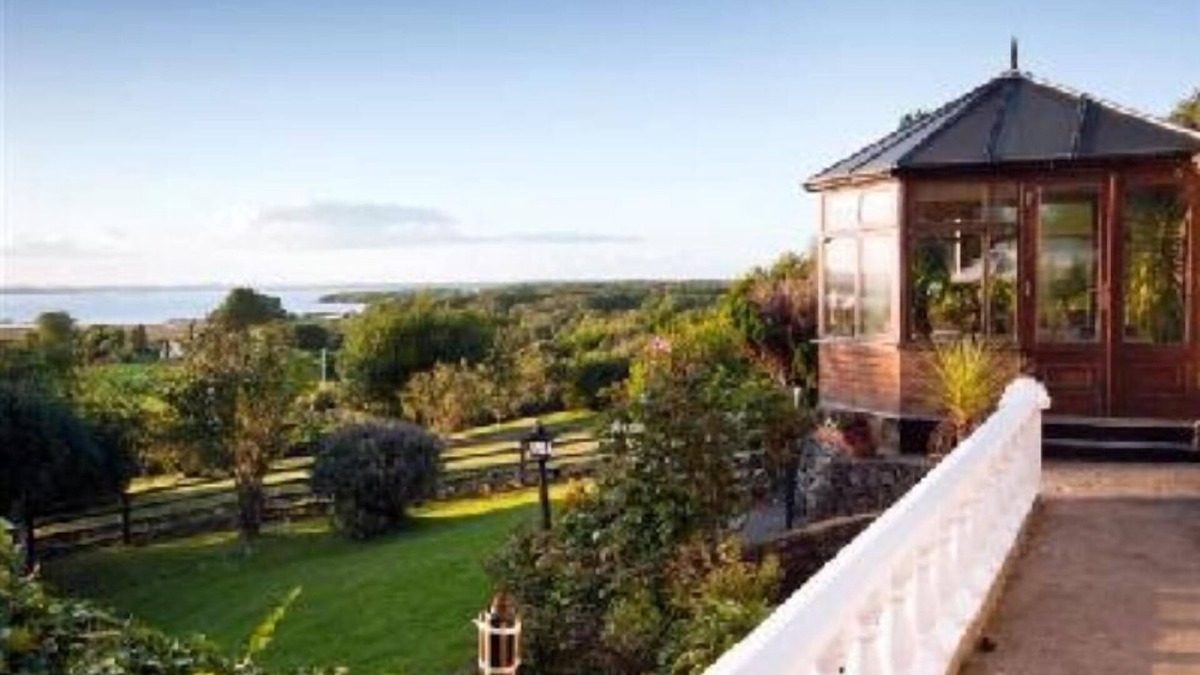 Ballinderry House | Holiday House with large garden and fantastic lakeview - 'Shannonview '