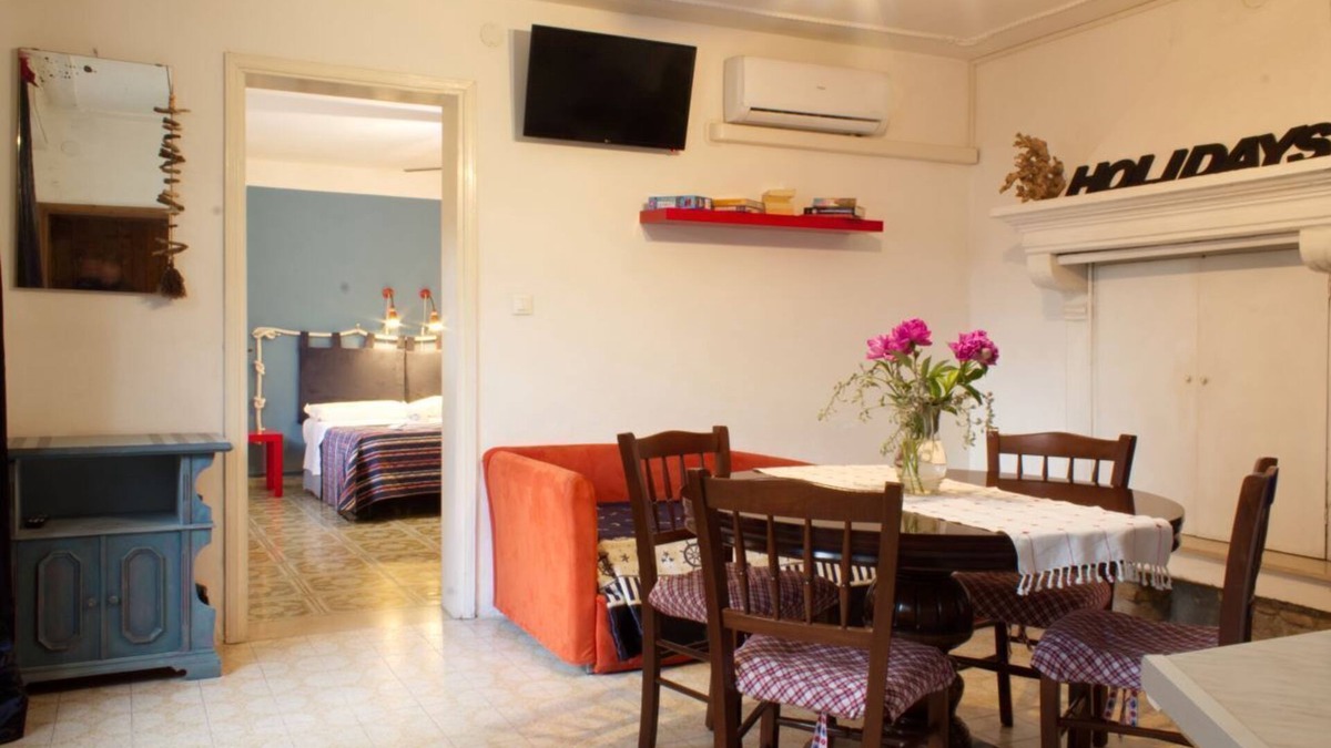 Peschiera del Garda Apartment | Holiday in Peschiera, 1. 5 from the historic center apartment on the ground floor and garden