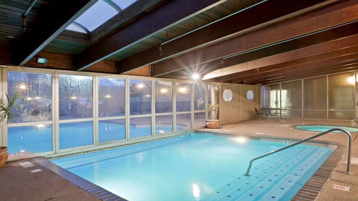 Lenexa Hotel | Holiday Inn and Suites Overland Park West by IHG