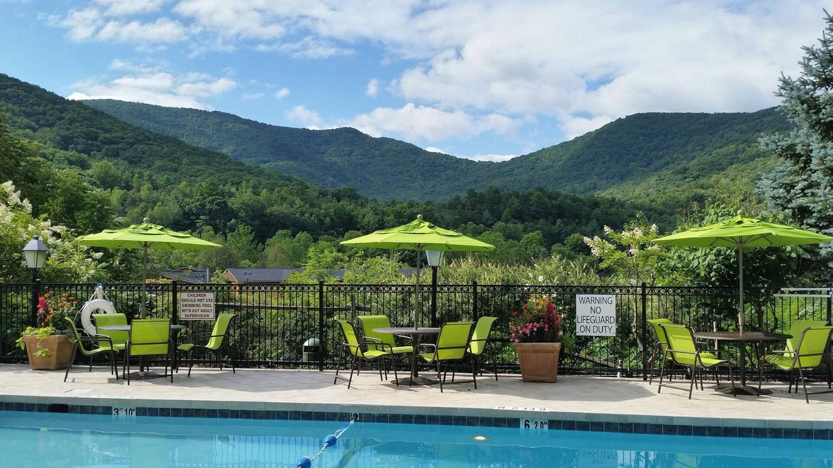 Asheville Hotel | Holiday Inn Asheville East-Blue Ridge PKWY by IHG