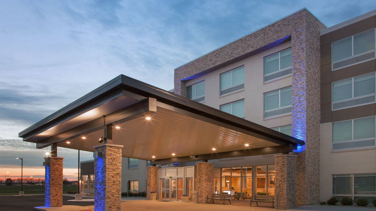 Sterling Heights Hotel | Holiday Inn Express and Suites Detroit/Sterling Heights by IHG