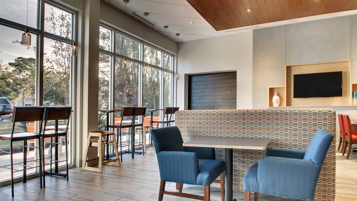 Mount Pleasant Hotel | Holiday Inn Express & Suites Charleston NE Mt Pleasant US17 by IHG