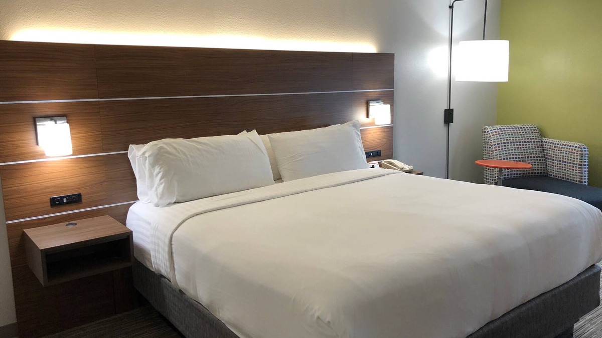 Stone Mountain Hotel | Holiday Inn Express Atlanta-Stone Mountain by IHG