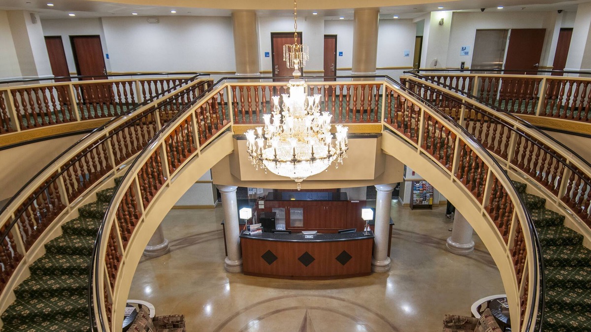 Bakersfield Hotel | Holiday Inn Express and Suites Bakersfield Central by IHG