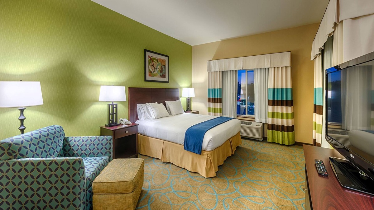Red Bluff Hotel | Holiday Inn Express Hotel & Suites Red Bluff-South Redding by IHG