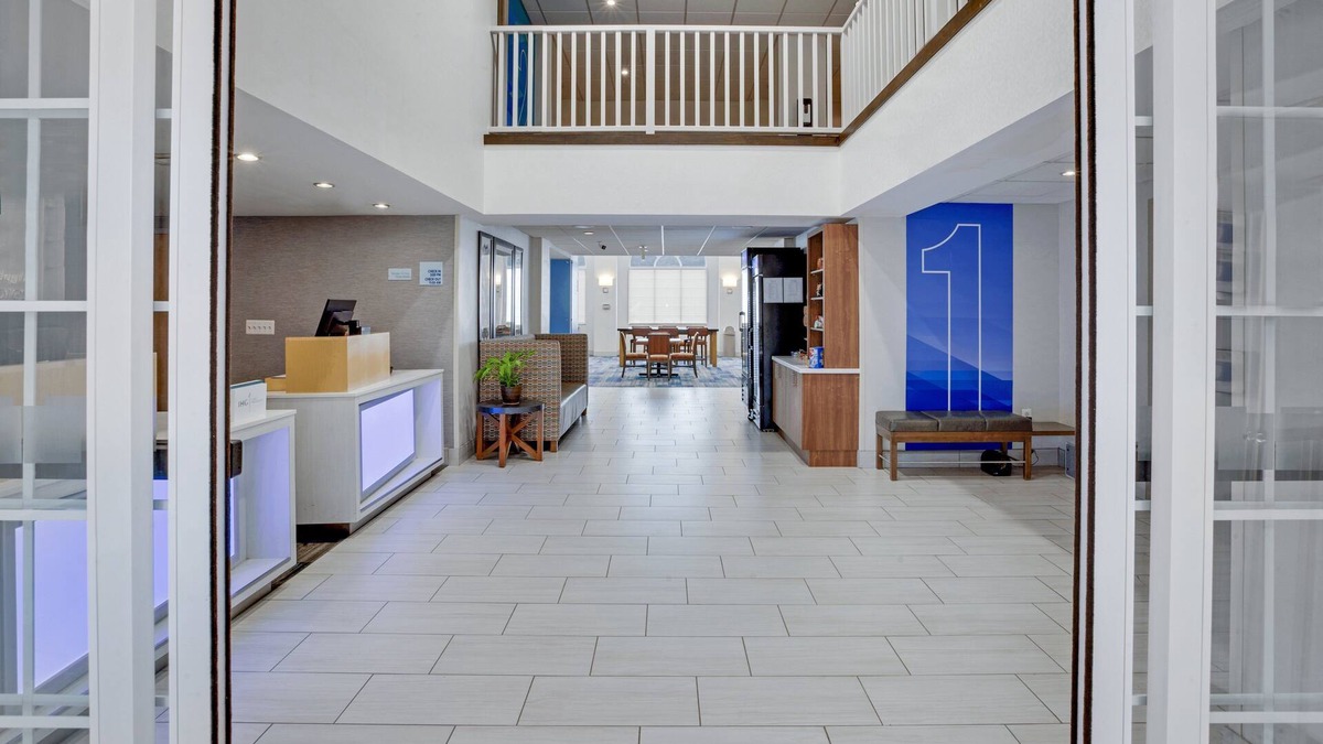 Warrenton Hotel | Holiday Inn Express Hotel & Suites Warrenton by IHG