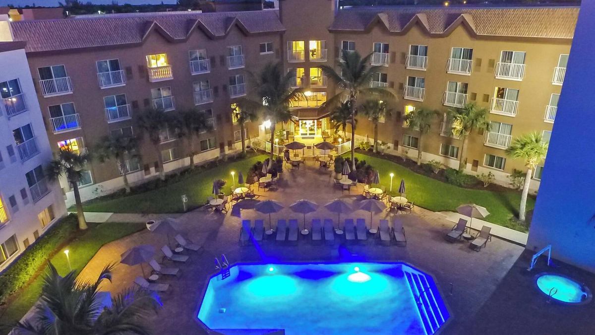 Naples Hotel | Holiday Inn Express Hotel Naples Downtown - 5th Avenue
