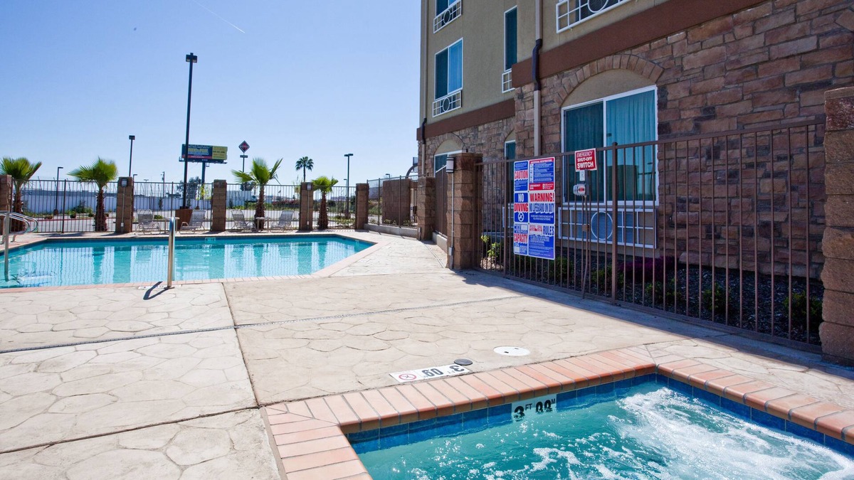 Raisin Hotel | Holiday Inn Express Hotel & Suites Fresno South by IHG