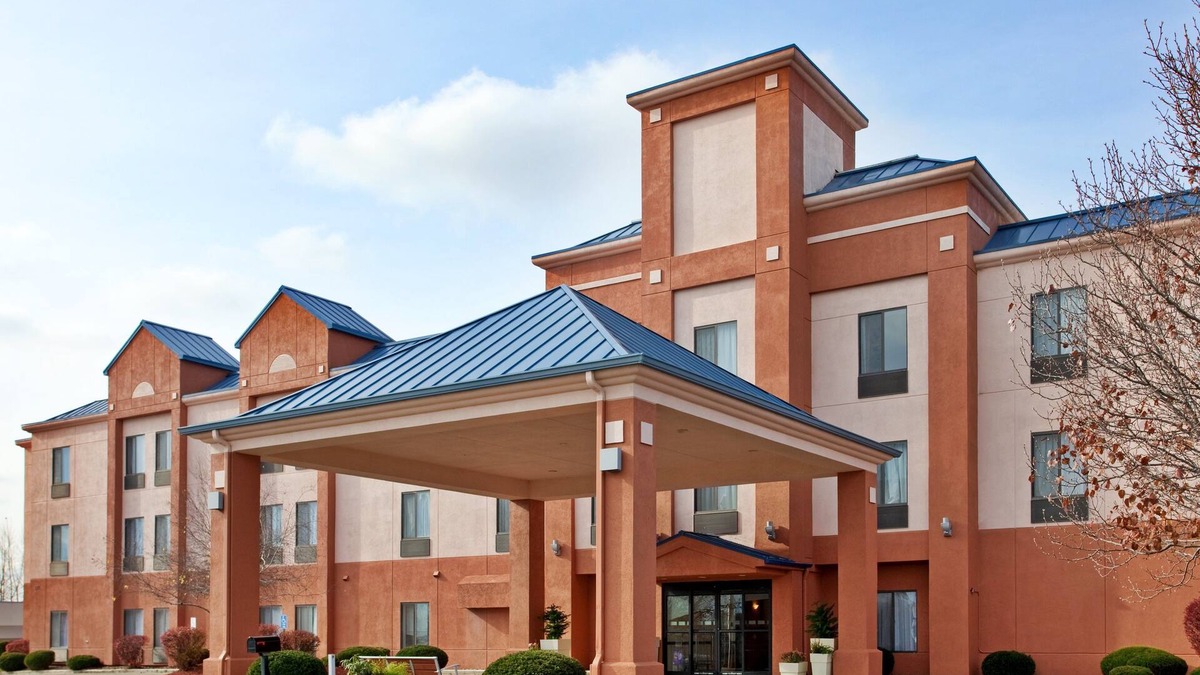 Lansing Hotel | Holiday Inn Express Hotel & Suites Lansing-Leavenworth, an IHG Hotel