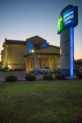 Wauseon Hotel | Holiday Inn Express Hotel & Suites Wauseon by IHG
