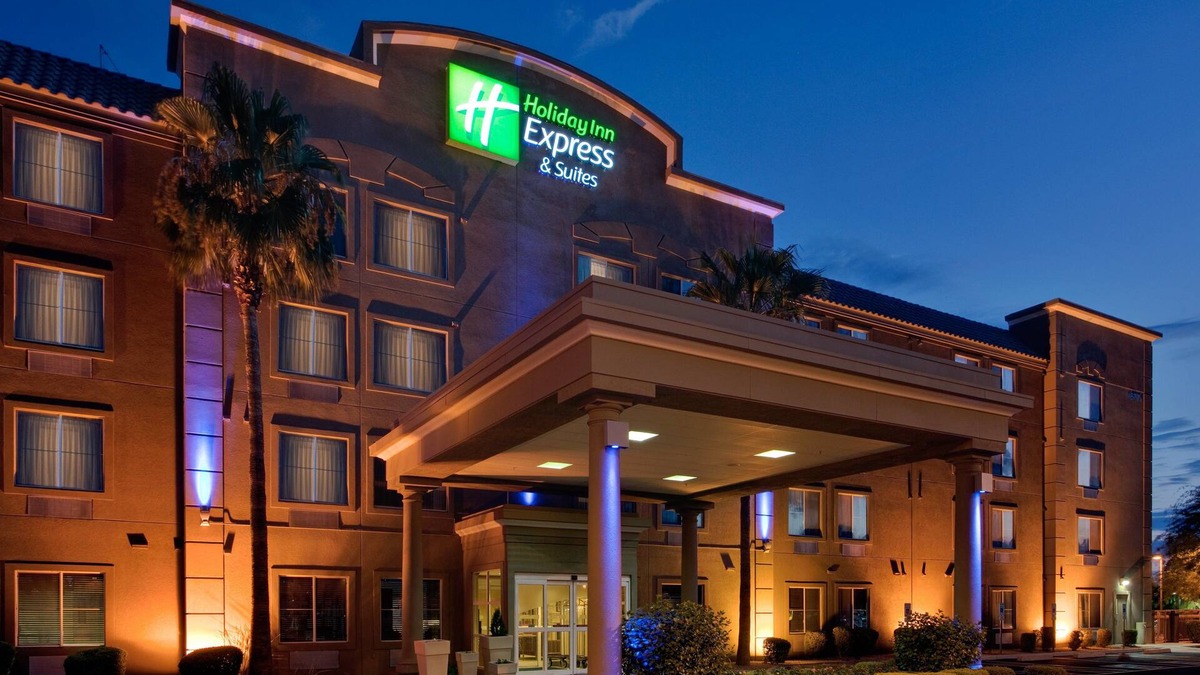 Peoria Hotel | Holiday Inn Express Hotel & Suites PEORIA NORTH - GLENDALE by IHG