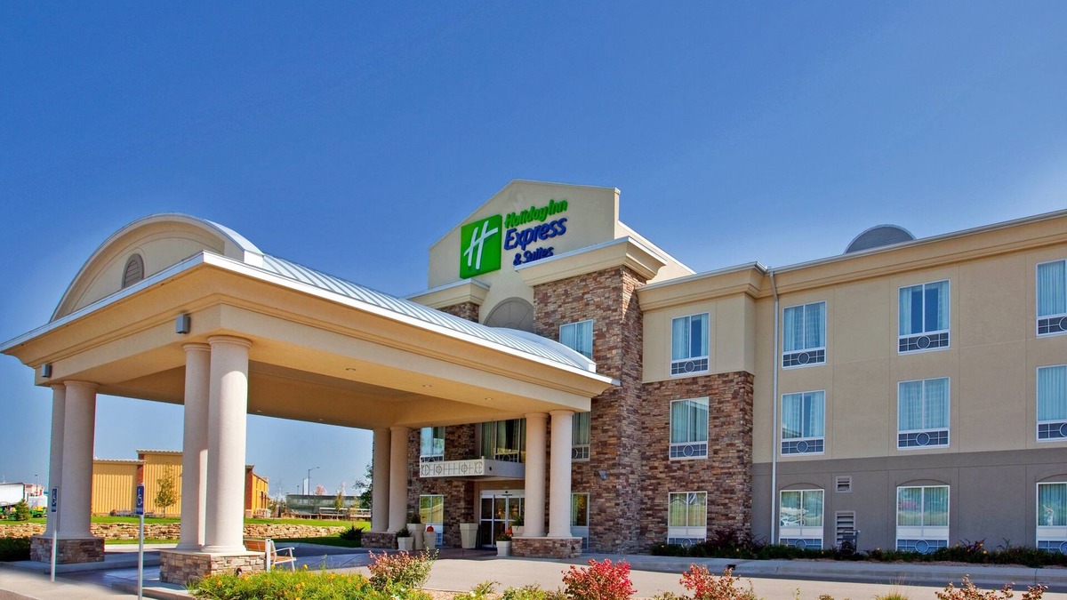 Andover Hotel | Holiday Inn Express Hotel & Suites East Wichita I-35 Andover by IHG