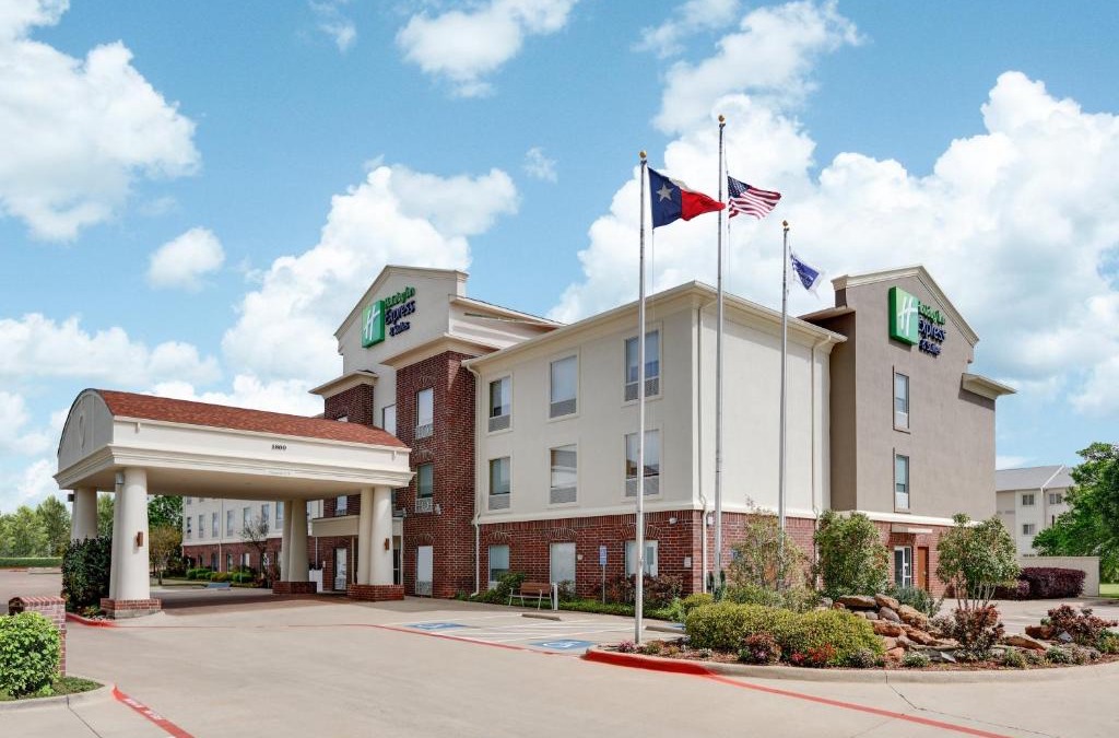 Cleburne Hotel | Holiday Inn Express Hotel & Suites Cleburne by IHG