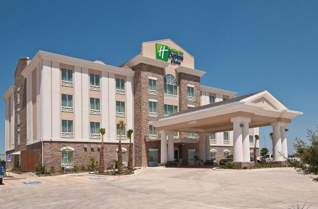 Pearsall Hotel | Holiday Inn Express Hotel and Suites Pearsall by IHG