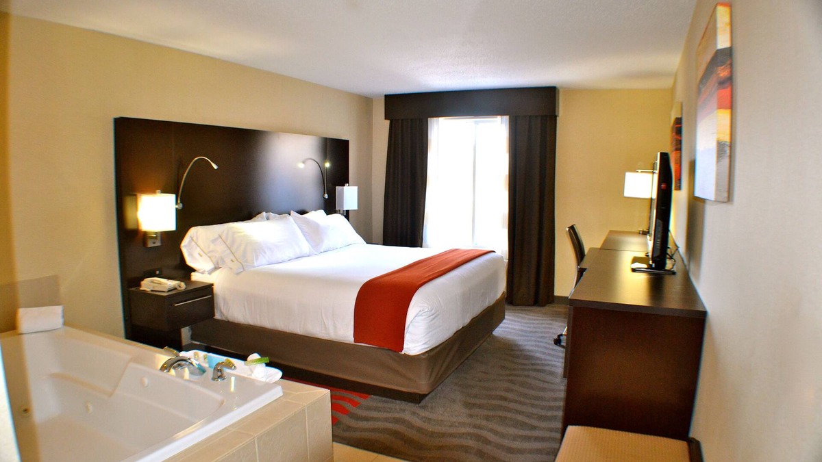 Waterford Hotel | Holiday Inn Express Hotel & Suites Waterford by IHG