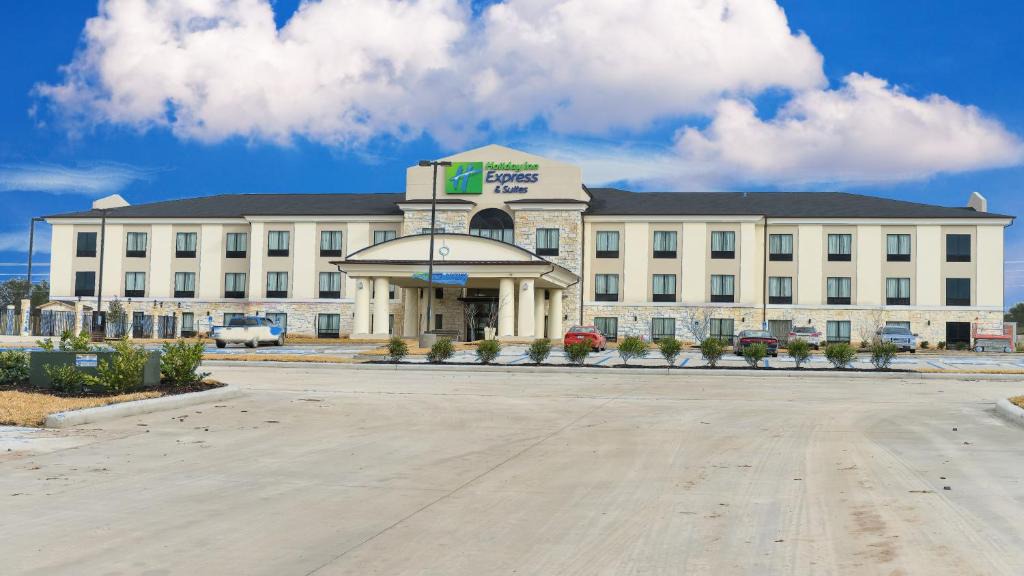 Cuero Hotel | Holiday Inn Express Hotels & Suites Cuero by IHG
