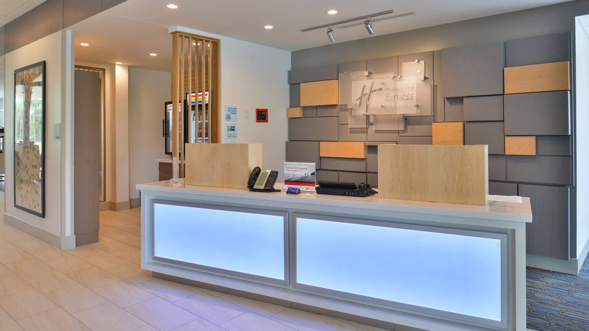Carter Lake Hotel | Holiday Inn Express & Suites Omaha Airport by IHG