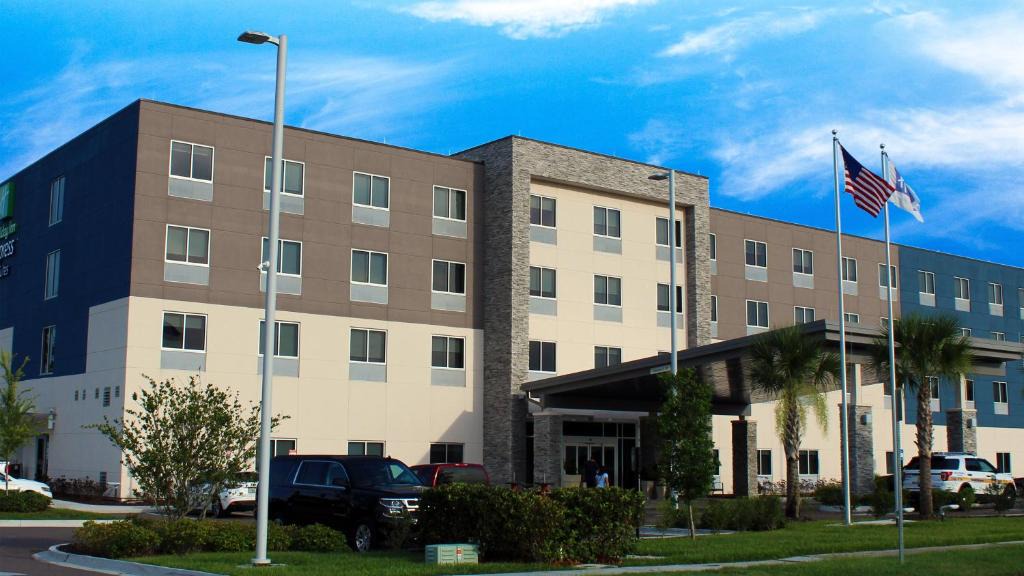 Jacksonville Hotel | Holiday Inn Express & Suites - Jacksonville W - I295 and I10 by IHG