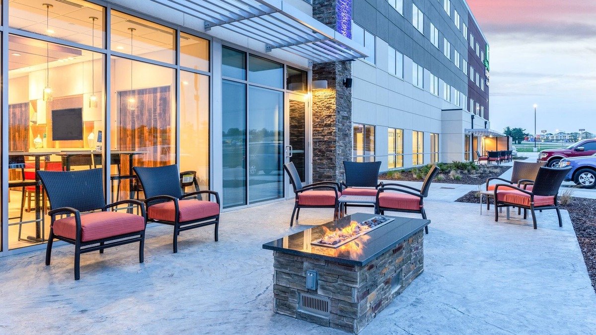Springfield Hotel | Holiday Inn Express & Suites Springfield North by IHG
