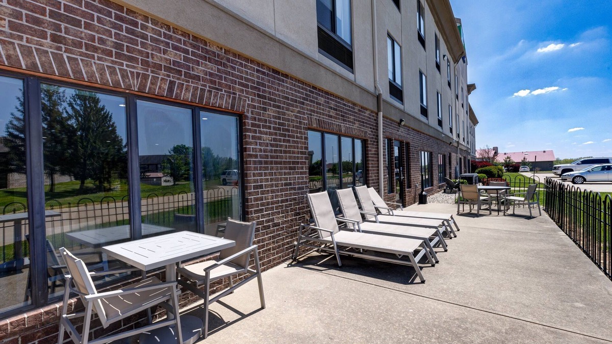 Shelbyville Hotel | Holiday Inn Express & Suites Shelbyville Indianapolis by IHG