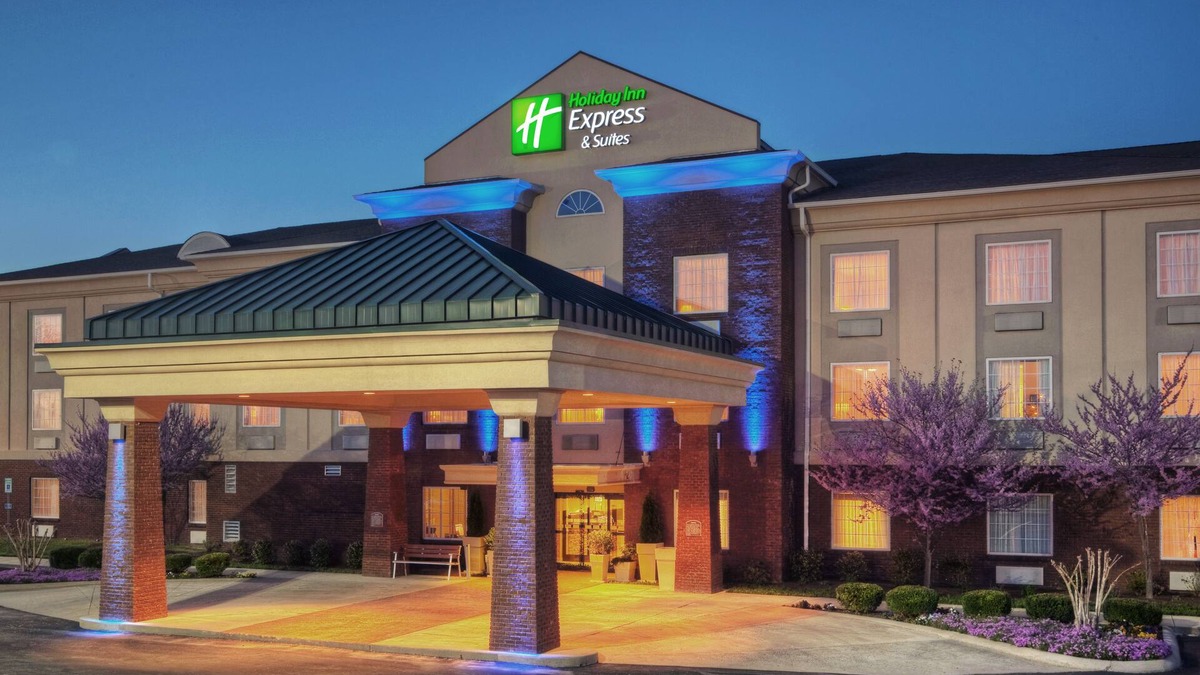 Manchester Hotel | Holiday Inn Express & Suites Manchester by IHG