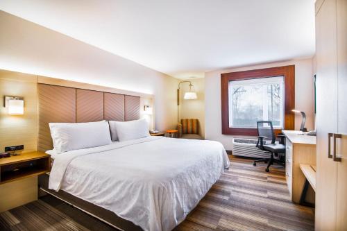 Willoughby Hotel | Holiday Inn Express & Suites Langley by IHG