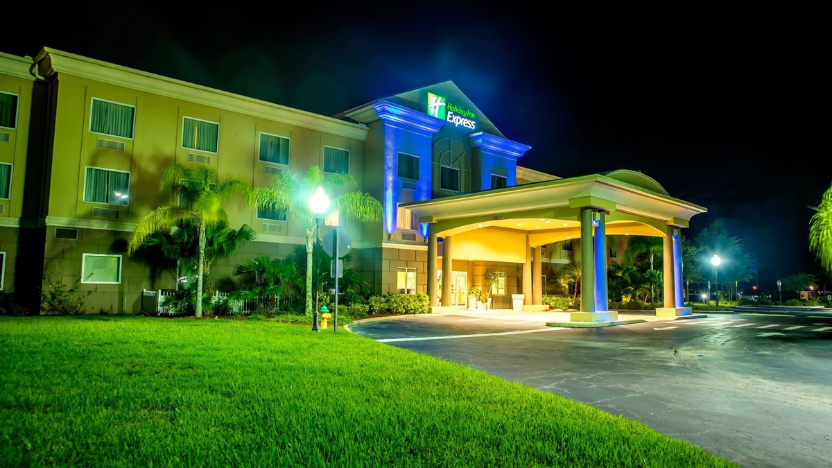 Cocoa Hotel | Holiday Inn Express & Suites Cocoa by IHG